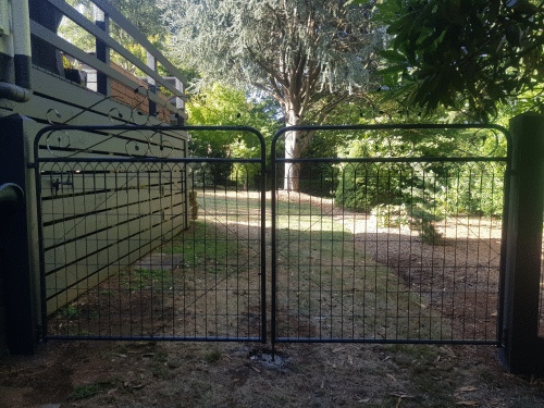 Project Feature: Emu Wire Double Gates for Classic Home Security and Style